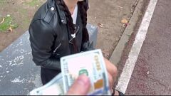 Abspielen Brünetter Stunner in Strümpfen zeigt und fickt in der Öffentlichkeit