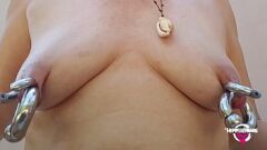 Redare Pompele kinky milf sânii străpunși cu inele extreme ale sfârcurilor în aer liber