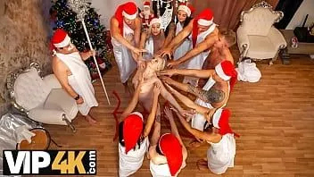 播放 贵宾4k。男人在周围快乐的女孩和男人中驼背成熟女人