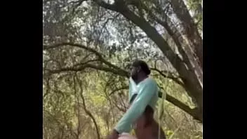 Jouer BBW exhibitionniste se fait baiser dans les bois par la bbc
