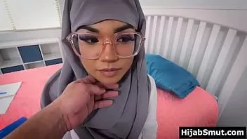 Abspielen Süßer muslimischer Teenie von Klassenkameradin gefickt