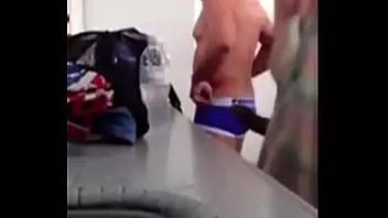Afspelen Mollige jongen wordt afgetrokken door vreemden in openbare douche bij het zwembad
