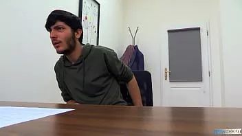 Oynat Hırslı twink kuaför, deneyim eksikliğini röportajda ham bir sikişle telafi ediyor - bigstr