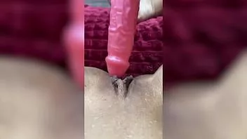 Riproduci Masturbazione ravvicinata con un grosso dildo rosa e un potente vibratore rosa