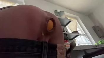 Putar Akabianca memasukkan buah di dapur