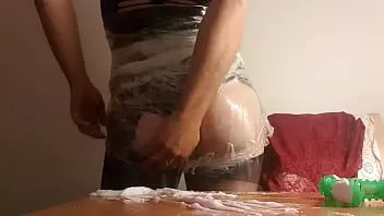تشغيل سيسي حلو يقطر في العسل في بنطلون ساخن مطبوع عليه جلد الفهد