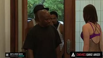 تشغيل الشياطين Gangbangs - مثير جنيفر وايت جائع للحصول على CREAMPIE لذلك هي سوف تحصل على Gangbanged
