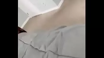 Afspelen Vrienden hete moeder maakt zoon's vriend 's ochtends wakker