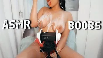 播放 Asmr 强烈性感的 youtuber 胸部崇拜用她的大胸部呻吟和戏弄