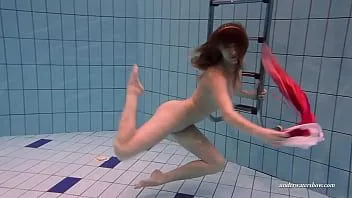 Oynat Bultihalo su altında süper güzel seksi bir kız