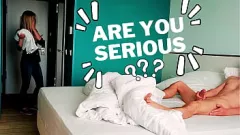 play La femme de ménage de l'hôtel surprend un invité en train de clignoter pendant le service en chambre et l'aide à jouir