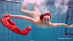 Oynat Esmer Genç Porno Yıldızı Avenna Havuz Kenarında Islak ve Vahşi Olur