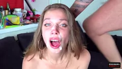 Afspelen Overbelasting van cumshot: kleine babe douchet Michaelfrost's lul met squirt en facial