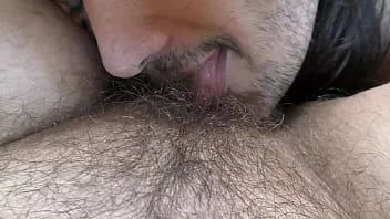 播放 舔毛茸茸的成熟猫直到高潮