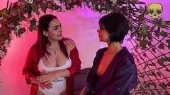 Oynat Latin MILF Sürtük Tantrik Masaj Oturumunda Aşağı ve Kirli Olur