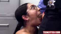 play Adolescente bruna dai grossi seni si fa cattiva con il poliziotto del centro commerciale - Reality porno