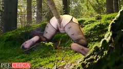 Redare Curvy MILF curba devine anal dracu cu ramură de copac în pădurea sălbatică