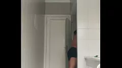 Afspelen Sexy amateurvoet neuken in de badkamer