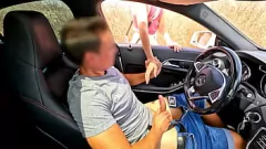 play Public Dick Flash! Prins smulgând, ajutând mâna mă termină în mașină