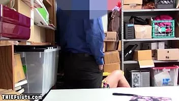 Afspelen Tiener dief Genève koning geneukt door een agent naast haar papa
