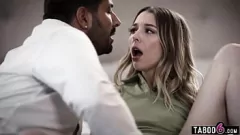 Jouer Petite adolescente Lily Larimar en sexe brut hardcore avec BF plus âgé