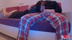 Abspielen Stiefsohn entlädt Cumshot auf das Gesicht der schlafenden MILF