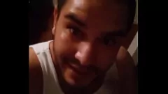 Afspelen Gangster wonderkind vibreert shirtloos in een geil reality-pornofeestje met een sexy pornoster