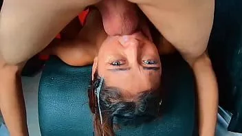 播放 小小的青少年科丽娜被打了耳光，并有粗暴的性行为